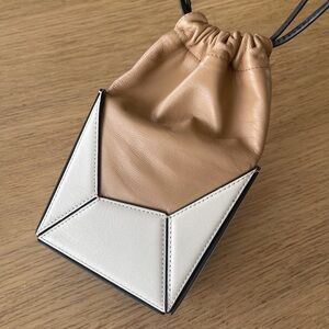 MLOUYE NAOMI PHONE POUCH in OFF-WHITE COLORWAY Tan/White Geometric Bag